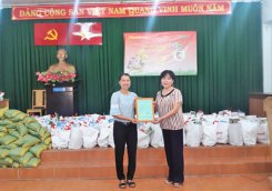 Trường THCS-THPT Hồng Hà trao tặng 100 phần quà tết cho phụ nữ nghèo huyện Cần Giờ