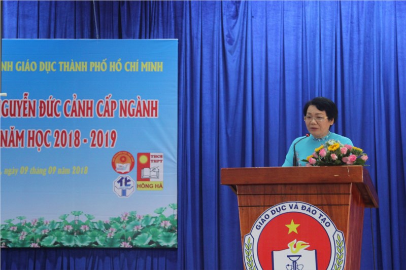 Bà Kiều Nguyệt Hồng Liên - Trưởng ban Nữ công CĐGDTP Hồ Chí Minh báo cáo báo cáo kết quả xét duyệt Học bổng Nguyễn Đức Cảnh Ngành Giáo dục Thành phố lần thứ XVI
